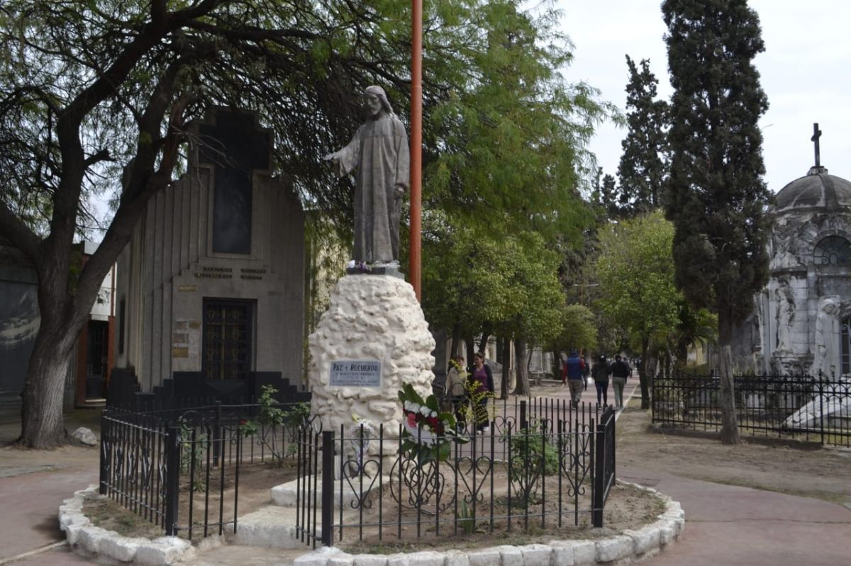 Galer A De Im Genes Cientos De Santiague Os Visitaron Los Cementerios