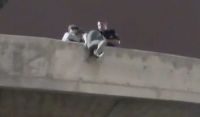 Dramático rescate de joven que trató de arrojarse al vacío del viaducto 