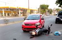 Un policía en contramano por la avenida Belgrano chocó a una motociclista