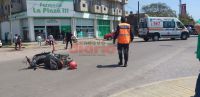 Choque entre un automóvil y una motocicleta en avenida Belgrano dejó como saldo a dos hospitalizados