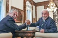 Fernández felicitó a Lula por el triunfo en la primera vuelta de las Elecciones en Brasil