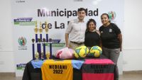 El municipio entregó camisetas, pelotas y trofeos al equipo de fútbol "Las Botineras"