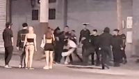 6 patovicas "molieron" a golpes a un joven afuera del boliche y le robaron todo [VIDEO]