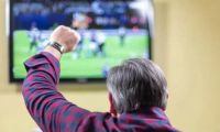 Abuelo se compró una TV gigante para ver el Mundial, la familia le reclamó y su explicación hizo llorar a todos