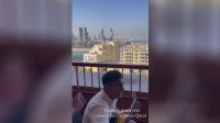 "Cuando pinta una chacarera en Qatar": periodista santiagueño sacó la guitarra y cantó "Ashpa Sumaj"
