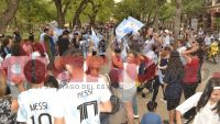 Cientos de santiagueños se congregaron en plaza Libertad para festejar el triunfo [FOTOS Y VIDEOS]