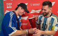 Paulo Londra le entregó el premio del MVP a Messi