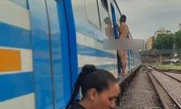 Un hombre se subió totalmente desnudo al tren, lo detuvieron y culpó al calor: "'Tá fuerte el sol"