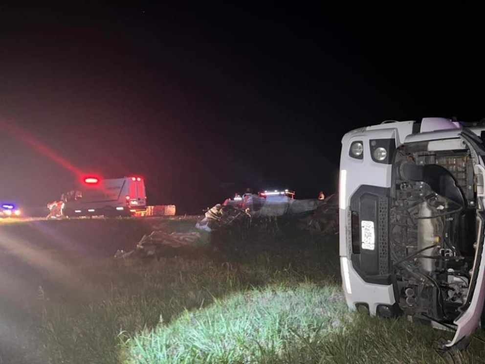 Dos camiones protagonizaron un violento vuelco sobre la Ruta 34 | Nuevo ...