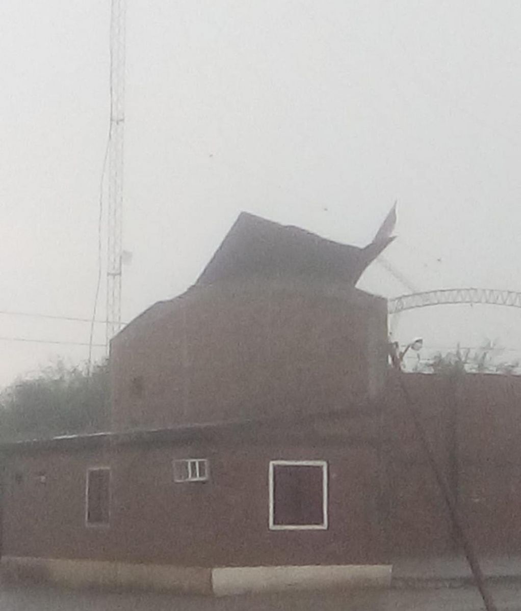 Voladura de techo en un galpón municipal.