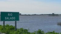 Hallaron sin vida a un joven que había sido arrastrado por la corriente en el río Salado