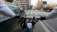"Bicibandido" choca a propósito autos que cometen infracciones, se filma y sube los videos a TikTok
