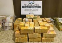Un camionero viajaba de Córdoba a Mendoza y le descubrieron 31 millones de pesos escondidos en cajas