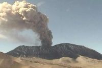 Un volcán entró en actividad y pone en peligro al norte del país
