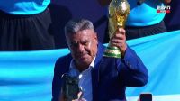 El chiqui Tapia levantó la copa del Mundo en el estadio que lleva su nombre