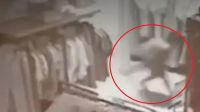 Supuesto fantasma de una niña pasó corriendo dentro de local de ropa y quedó grabado por una cámara [Video]