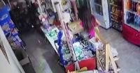 Tristes imágenes: una nena aprovechó un descuido de la kiosquera y le robó el celular [VIDEO]