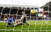 Mala tarde para el "Dibu" en la Premier: Aston Villa perdió con Leicester