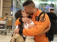 El bombero de la Policía que viaja a Turquía y su beso de despedida que se hizo viral 