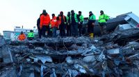 Brigadistas argentinos rescataron a tres personas con vida entre los escombros en Turquía