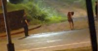 Policías enfrentaron a una mujer presuntamente poseída y causó pánico en las redes [VIDEO]