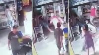 Video: con su hijo en brazos, abrió una heladera descalzo y recibió una potente descarga eléctrica