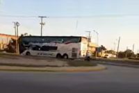 "Cómo te van a put*** hermano": el viral video de un motociclista a un colectivo que se quedó en la Autopista