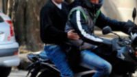 Esperaba el colectivo en La Banda para venir a Capital a trabajar y dos motochorros lo asaltaron
