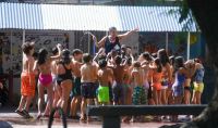 Santa Fe: ante la ola de calor las maestras "manguerean" a los alumnos en la escuela