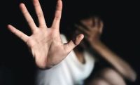 Le pidió a su ex que lo golpee y lo hiera con cuchillo, ella se negó y la agredió