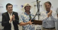 Zamora entregó el premio a Jake McCrory, ganador del Termas de Río Hondo Invitational
