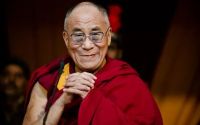 El Dalai Lama pidió perdón luego de pedirle a un niño que le chupara lengua
