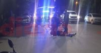 Accidente entre motos de empleado de servicios públicos y policía terminó con un internado