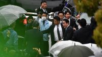El primer ministro japonés fue evacuado ileso tras una explosión durante un acto electoral
