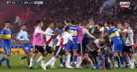 Así fue la caliente gresca entre jugadores de Boca y River tras el penal de Borja [VIDEO]