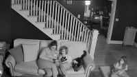 Una jovencita cuidaba a sus sobrinos y quedó filmada la aparición de un fantasma