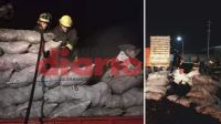Bomberos de Frías extinguieron incendio en camión cargado con carbón