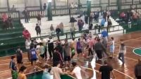 A las piñas y en el piso: así terminaron padres en un partido de básquet juvenil