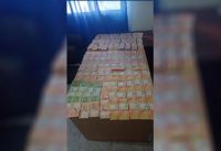 La policía detuvo a dos sospechosos de robo: el padre de los delincuentes entregó más de $100.000 robados