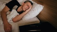 Qué hábito cotidiano puede agravar el insomnio, según la ciencia