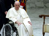 Operaron con éxito al Papa de una hernia intestinal