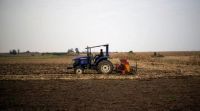 Un productor agropecuario murió aplastado por un tractor mientras llenaba el tanque de agua de su chacra