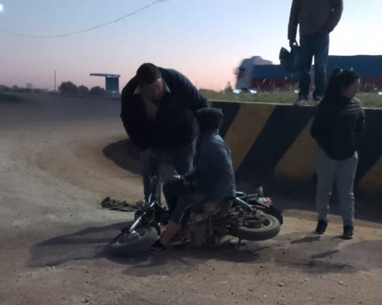 Otra vez un motociclista protagoniza un accidente: chocó a un ciclista