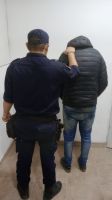 Entró dos veces a la casa de su amigo mientras él jugaba a la pelota y le robó